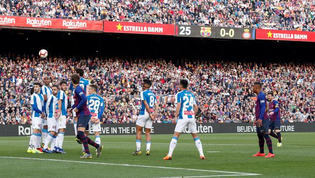 Barcelona vs. Espanyol: Messi marcó el 1-0 con este tiro libre que tuvo ayuda de un rival. (Foto: Reuters)