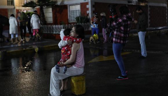 Residentes evacúan sus viviendas tras el sismo de magnitud 7,1 en Ciudad de México. (EFE /Sáshenka Gutiérrez).