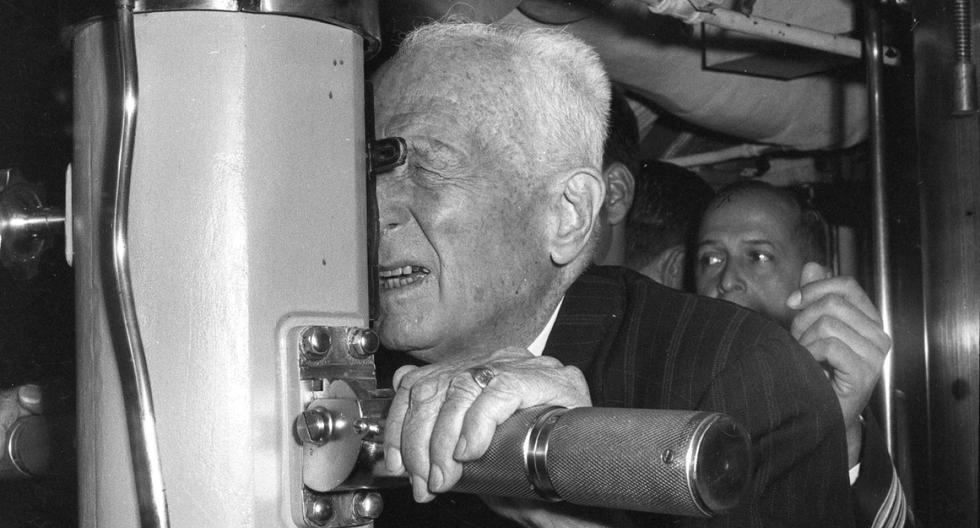 El antiguo tripulante del submarino "Ferré, el primero que compró el Perú, maniobra el periscopio a bordo del BAP "Angamos". (Foto: GEC Archivo Histórico)