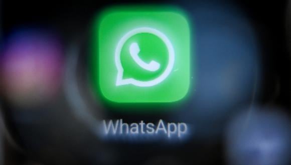 El logotipo del software de mensajería instantánea estadounidense WhatsApp en la pantalla de un teléfono inteligente. (Foto de Kirill KUDRYAVTSEV / AFP)