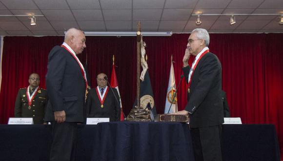 El contralmirante (r) Julio Pacheco Gaige  (derecha) jura como presidente del Fueron Militar Policial. (Foto: Difusión)