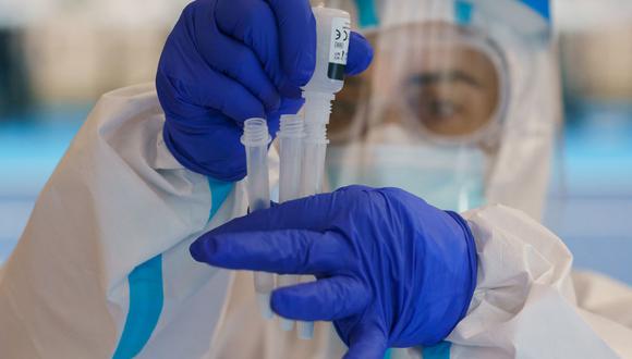 Un trabajador de la salud realiza una prueba rápida de antígeno para coronavirus COVID-19 en Burgos, norte de España, el 21 de noviembre de 2020. (CESAR MANSO / AFP).