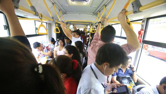 La sensación de calor aumenta en el interior de un bus del Metropolitano, sobre todo en temporada de verano. (Foto: El Comercio)