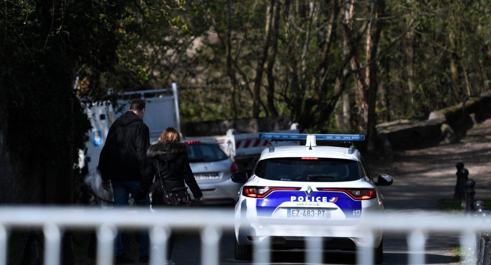 France: man kills police officer with knives near Paris