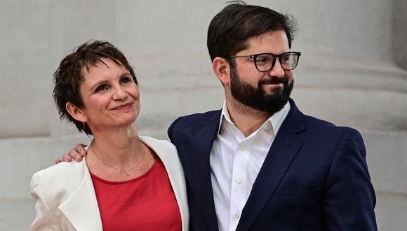 Gabriel Boric y Carolina Tohá se abrazaron tras su nombramiento como ministra en Chile. (MARTIN BERNETTI).