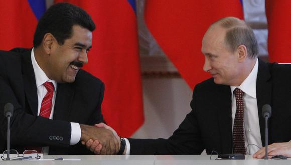 Rusia asegura que impedirá intervención militar de Estados Unidos en Venezuela. En la imagen, Nicolás Maduro y Vladimir Putin en Moscú en el 2013. (AFP).