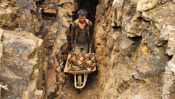 Mineros ecuatorianos entran al Per&uacute; y se llevan tierra con oro a su pa&iacute;s. Zamora, en la frontera ecuatoriana, produce unas 15 toneladas de ese metal al a&ntilde;o (Foto Ricardo Le&oacute;n / El Comercio)