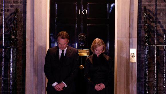 La primera ministra de Gran Bretaña, Liz Truss, se encuentra en los escalones del número 10 de Downing Street y se une al minuto de silencio por la muerte de la reina Isabel II (ODD ANDERSEN / AFP).