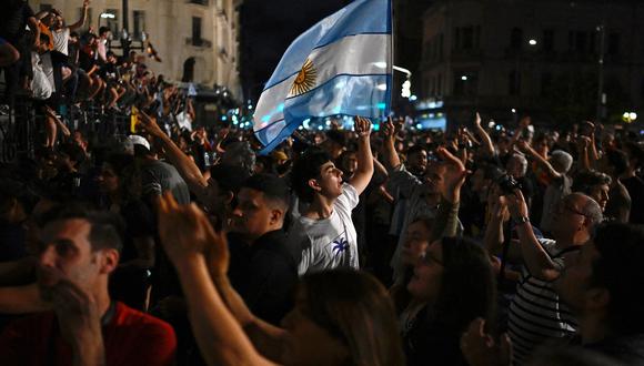 Gente se manifiesta contra el nuevo gobierno del presidente argentino Javier Milei frente al Congreso Nacional, en Buenos Aires, el 20 de diciembre de 2023. (Foto de Luis ROBAYO / AFP)