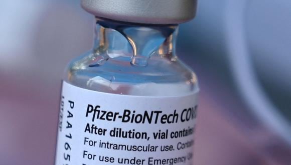 A vial of Pfizer-BioNTech Covid-19 vaccine is seen at a pop up vaccine clinic in the Arleta neighborhood of Los Angeles, California, August 23, 2021. - The US Food and Drug Administration on August 23, fully approved the Pfizer-BioNTech Covid shot, triggering a new wave of vaccine mandates as the Delta variant batters the country.
Around 52 percent of the American population is fully vaccinated, but health authorities have hit a wall of vaccine hesitant people, impeding the national campaign. (Photo by Robyn Beck / AFP)