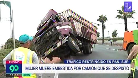 Rutas de Lima trata de retirar la unidad vehicular para restablecer el tránsito. (Foto: Captura Latina)