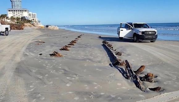 El misterioso objeto que apareció en una playa de Florida tras el paso de dos huracanes. (Telemundo).