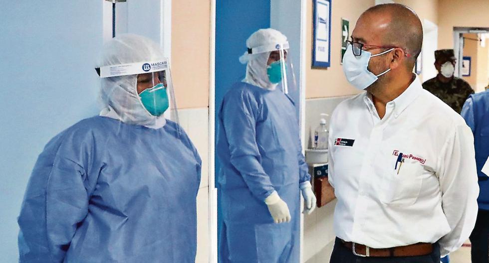 El ministro Víctor Zamora recorriendo las instalaciones del Hospital II Clínica Geriátrica San Isidro Labrador, en Ate, uno de los centros de salud que recibirán a pacientes con coronavirus. (Foto: Presidencia de la República)
