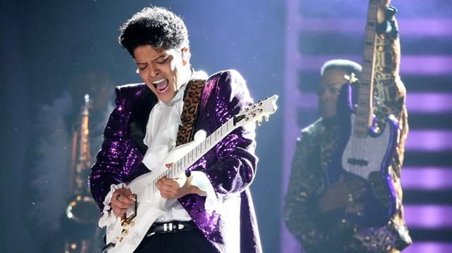 Grammy 2017: Bruno Mars y su aclamado tributo a Prince [VIDEO] - 1