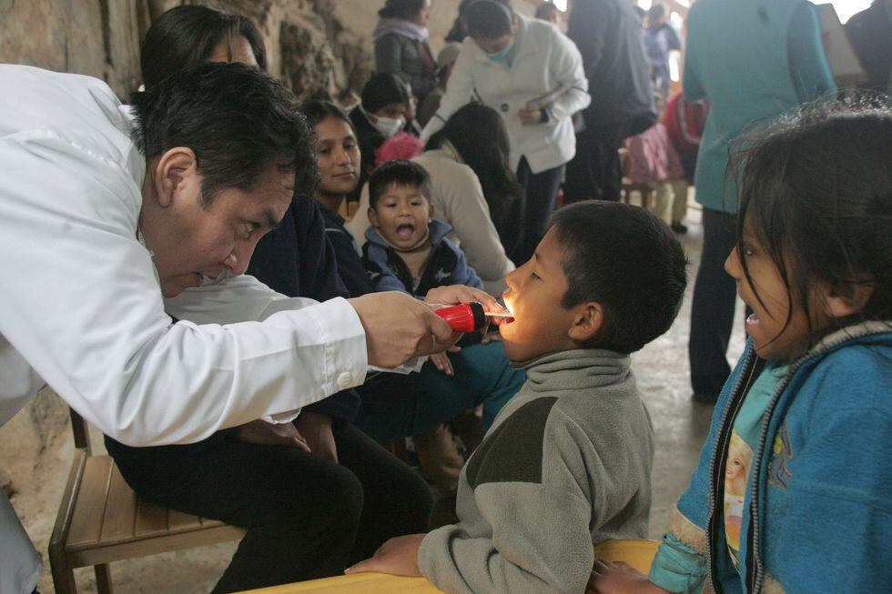 En el 2009, la pandemia del virus de influenza AH1N1 llegó al Perú y provocó la muerte de 312 personas. El evento motivó que el Minsa inicie jornadas de detección, como esta en un colegio de San Juan de Miraflores. (Archivo Histórico El Comercio)