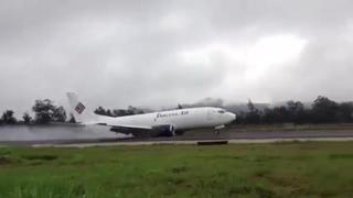 Indonesia: Avión impacta en pista y derrapa 1 km [VIDEO]