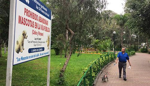 Pese a este cartel instalado en el Parque Mariscal Castilla, Lince sigue lidiando con el constante abandono de gatos y perros.