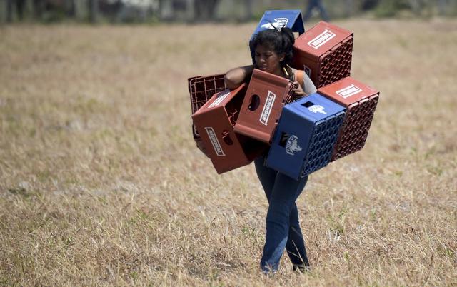 La crisis económica de Venezuela motiva a sus ciudadanos de la zona fronteriza a cruzar hacia Colombia con un cargamento de chatarra que esperan vender para comprar los alimentos y productos que en su país son escasos. (AFP)