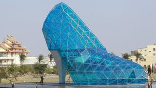 Mira esta impresionante iglesia de cristal con forma de zapato