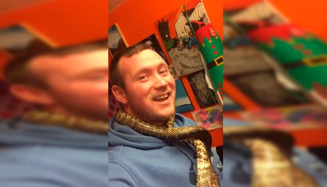Hombre causa indignación en YouTube tras burlarse de una serpiente que empieza a comerse a sí misma. (Foto: YouTube/captura)