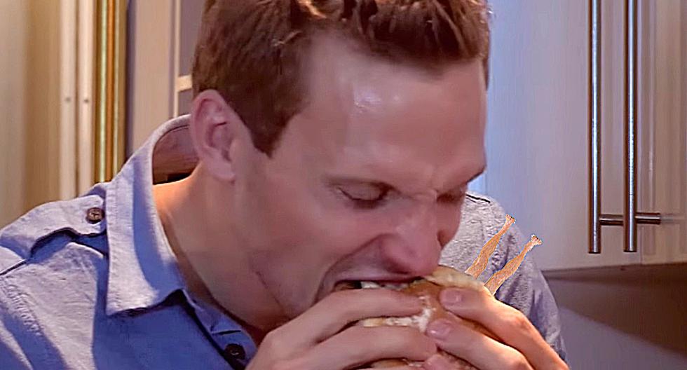 Él prueba el sabor que tiene una hamburguesa de carne humana. (Foto: Captura de YouTube)
