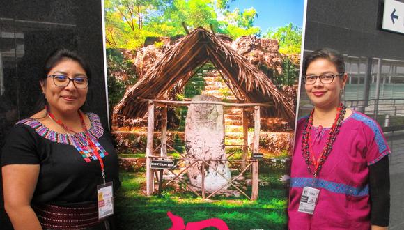 Dos integrantes de la Organización Mundo Maya durante la Feria Internacional de Turismo, Fitur 2019, en la que se propone el turismo comunitario (Foto: EFE)