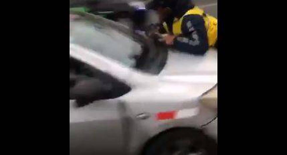 A pesar de los gritos de los peatones y de los inspectores, el conductor huye a toda velocidad. (Foto: Captura de video @adolfobolivar4)
