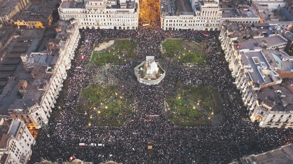 Miles de personas salieron a las calles este jueves a protestar contra la vacancia del expresidente Martín Vizcarra y la asunción de Manuel Merino como presidente de la República. La concentración más grande se realizó en la Plaza San Martín, en el Centro de Lima, hasta donde llegaron de forma masiva diversas organizaciones, colectivos y personas de a pie de todas las edades para protestar. se vio abarrotada de manifestantes desde las 5 p.m. movilización reunió a personas de diversas edades. (Foto: Giancarlo Ávila / GEC)