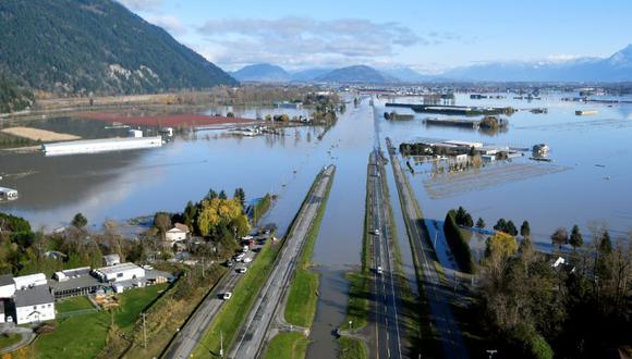 La autopista Trans Canada permanece parcialmente sumergida por las inundaciones después de que las tormentas azotaran la provincia occidental canadiense de Columbia Británica, provocando deslizamientos de tierra e inundaciones, cerrando carreteras, en Abbottsford, Columbia Británica, Canadá. (Foto: REUTERS / Jennifer Gauthier9.