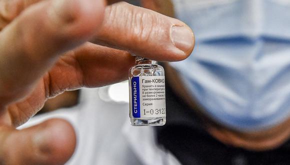 La vacuna rusa Sputnik V es eficaz contra la cepa británica del coronavirus, dice regulador. (Foto: RYAD KRAMDI / AFP).