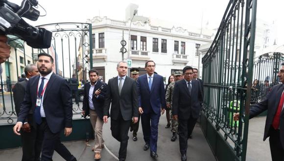 Presidente Martín Vizcarra acompañó a sus ministros hasta el Congreso para respaldar decisión de no presentarse ante la Comisión de Constitución (Foto: GEC)