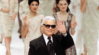 Chanel rinde un sentido homenaje a Lagerfeld en su desfile en París