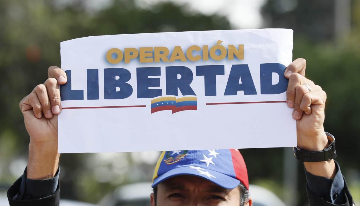 Decenas de venezolanos se reunieron este martes frente al Consulado de Venezuela, en Bogotá. (Foto: EFE)