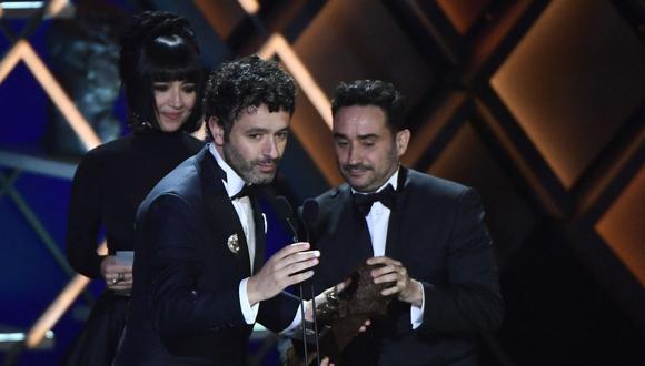 El director español Rodrigo Sorogoyen (centro) recibe el Goya a Mejor director, película que arrazó con la premiación. (Foto: CRISTINA QUICLER / AFP)