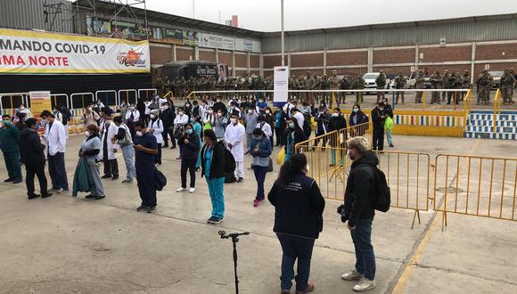 Uno de los puntos de concentración del personal de la salud fue en el local de El Huaralino en Independencia, en Lima norte. Los militares se encargaron de apoyar en el trabajo, al igual que el personal de las municipalidades. (Foto: César Munayco)