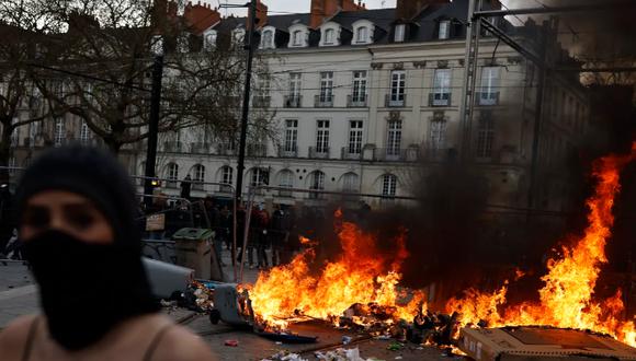 Una barricada en Nantes, en una protesta en rechazo a la reforma previsional de Emmanuel Macron.
