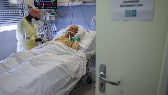 Un paciente infectado de coronavirus (Covid-19) es atendido por una enfermera en una sala de cuidados intensivos del Hospital Privado Estree en Stains en las afueras de París. (Foto de Thomas SAMSON / AFP).