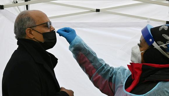 Un hombre se hace la prueba de Covid-19 en un sitio de pruebas en Washington, DC, el 29 de diciembre de 2021. (Foto de Eva HAMBACH / AFP)