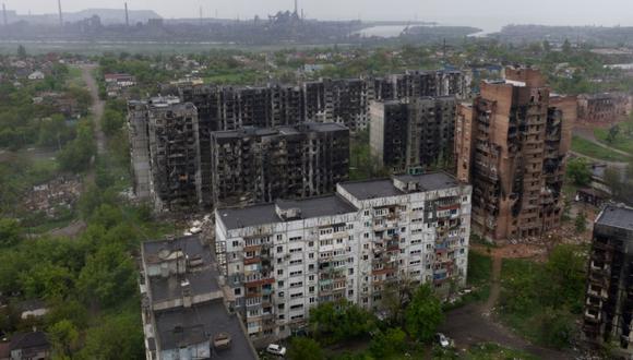 Una vista aérea de los edificios residenciales dañados y la planta siderúrgica Azovstal al fondo en la ciudad portuaria de Mariupol en medio de la acción militar rusa en curso en Ucrania.