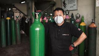 “Ángel del Oxígeno” denuncia el cobro de hasta S/100 por lugares en fila para recargar balones | VIDEO