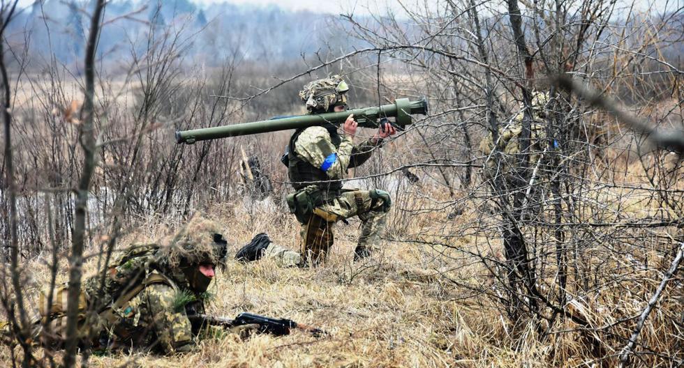 Esta imagen distribuida el 19 de febrero de 2022 por el servicio de prensa del Estado Mayor General de las Fuerzas Armadas de Ucrania muestra a soldados ucranianos participando en ejercicios el 18 de febrero de 2022. (AFP).