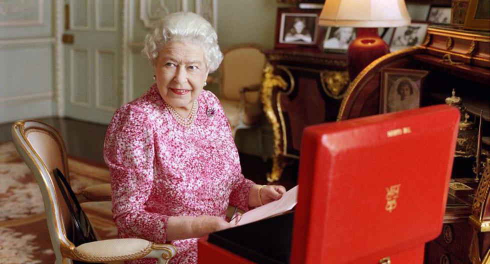 La foto de la reina Isabel II fue tomada en su despacho en el palacio de Buckingham. (Foto. EFE)