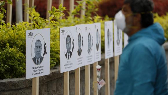 Fotografía fechada el 29 de mayo de 2020 de una instalación con fotos de los médicos peruanos fallecidos por la pandemia de la COVID-19 en la sede del Colégio Médico de Perú en Lima. Foto: EFE/Paolo Aguilar