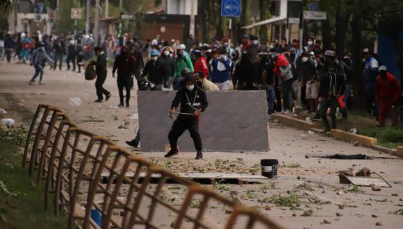Manifestantes se enfrentaron al contingente policial que protegía el aeropuerto internacional de Cusco.