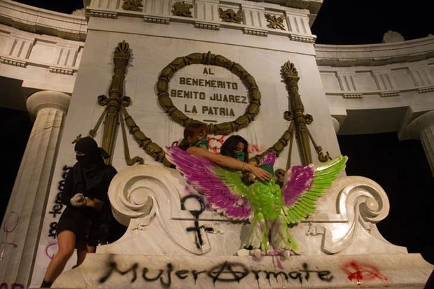 Grupos radicales que participaron en la marcha por la Erradicación de la Violencia Contra la mujer pintaron El hemiciclo a Juárez en 2019 (Foto: Andrea Murcia/Cuartoscuro)