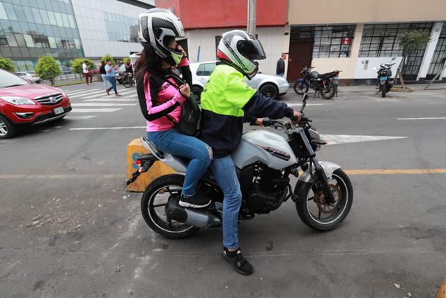 Motociclistas organizados realizan servicio ilegal de colectivo en presencia de policías en Surquillo. (Foto: Lino Chipana / GEC)