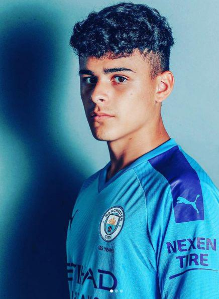 Alexander Robertson, hace pocos meses, firmó su contrato profesional con el Manchester City. (Foto: @_alexanderrobertson)