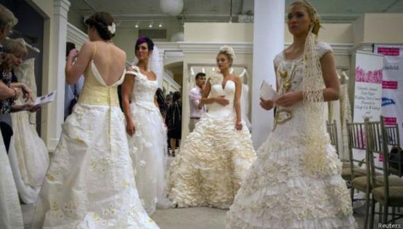 Un vestido de novia de papel higiénico gana premio de US$10.000
