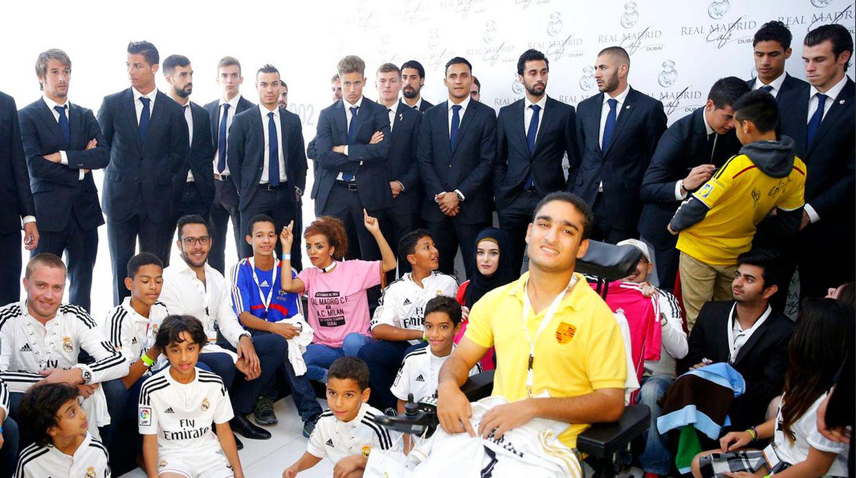 Real Madrid desató furor en inauguración del Real Café de Dubái - 11
