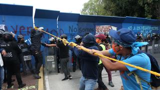 México: fuerte cerco policial impide derribo de estatua de Cristóbal Colón | FOTOS